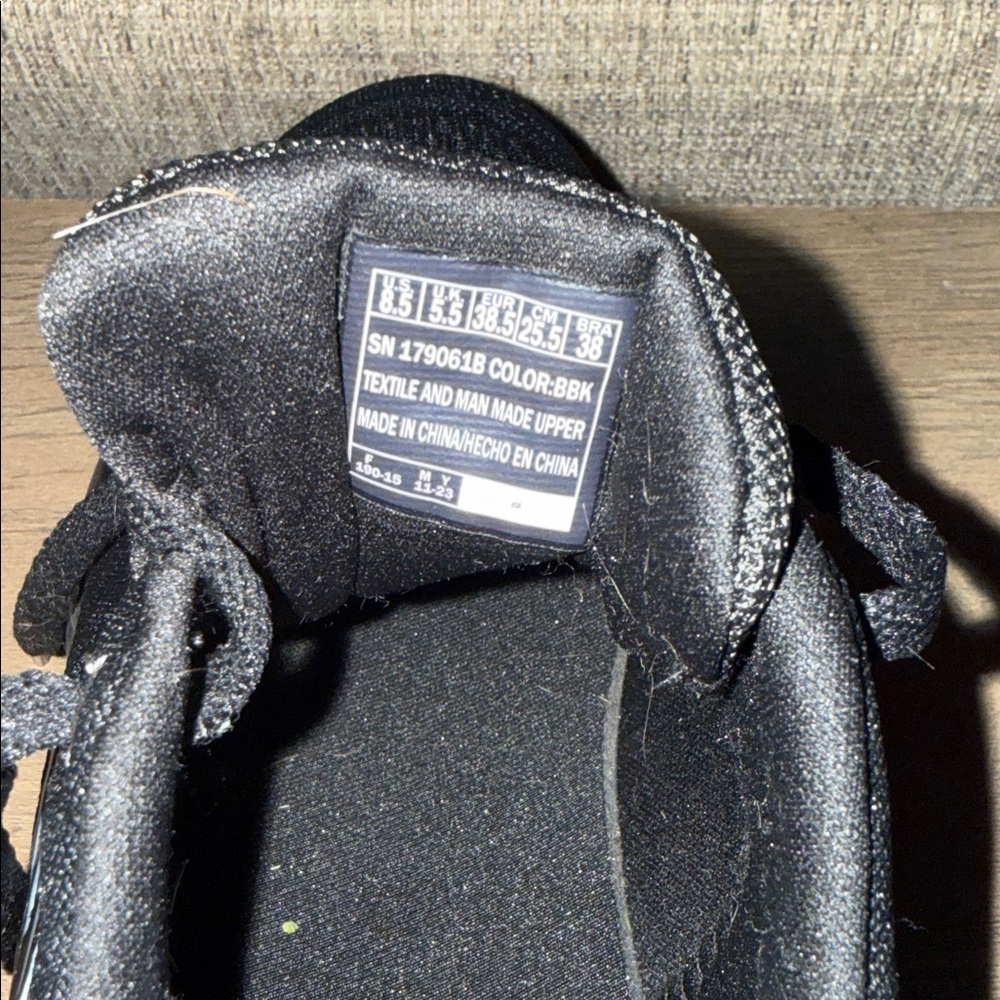 Size 8.5 Skechers Premium Memory Cushioning Memory Foam Sneakers - Picture 6 of 7